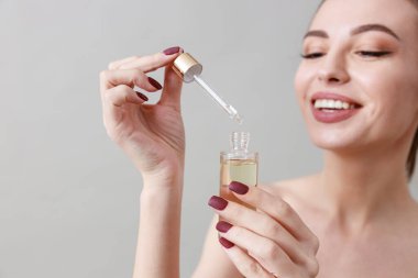 Stüdyo güzelliği portresi. Gri bir arka planda genç, sağlıklı, güzel, taze tenli beyaz bir kadın.