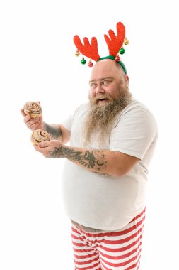 Duygusal açıdan şişman, komik ve dövmeli bir adam. Beyaz bir arka planda izole edilmiş yiyecekleri var.