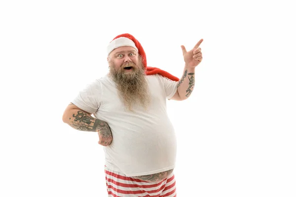 Duygusal açıdan şişman, komik ve dövmeli bir adam beyaz bir arka planda izole edilmiş.