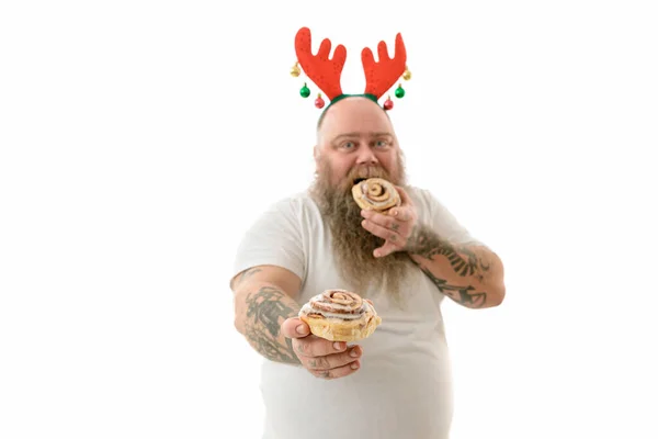 Gordura Emocional Engraçado Tatuado Homem Com Comida Isolada Fundo Branco — Fotografia de Stock