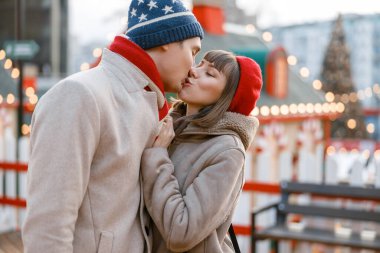 Neşeli, mutlu ve güzel beyaz bir çiftin dışarıda buluşması.