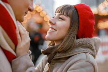 Neşeli, mutlu ve güzel beyaz bir çiftin dışarıda buluşması.