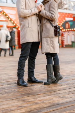 Neşeli, mutlu ve güzel beyaz bir çiftin dışarıda buluşması.