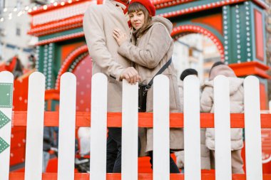 Neşeli, mutlu ve güzel beyaz bir çiftin dışarıda buluşması.