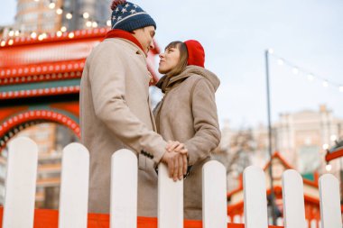 Neşeli, mutlu ve güzel beyaz bir çiftin dışarıda buluşması.