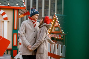 Neşeli, mutlu ve güzel beyaz bir çiftin dışarıda buluşması.