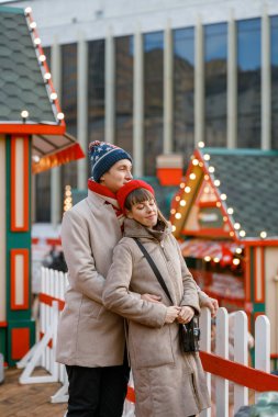 Neşeli, mutlu ve güzel beyaz bir çiftin dışarıda buluşması.