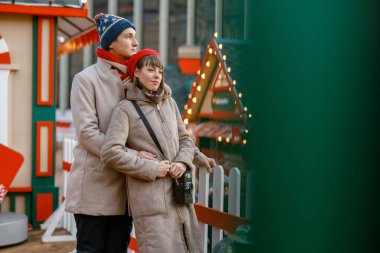 Neşeli, mutlu ve güzel beyaz bir çiftin dışarıda buluşması.