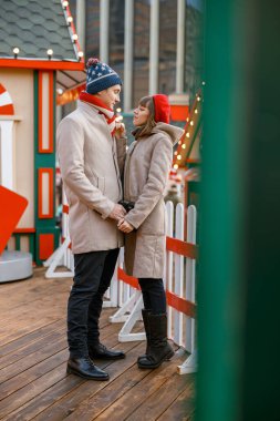 Neşeli, mutlu ve güzel beyaz bir çiftin dışarıda buluşması.