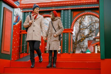 Neşeli, mutlu ve güzel beyaz bir çiftin dışarıda buluşması.