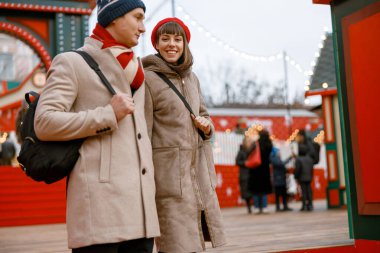 Neşeli, mutlu ve güzel beyaz bir çiftin dışarıda buluşması.