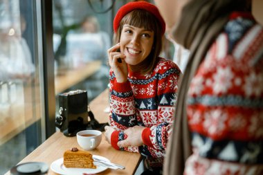 Neşeli, mutlu ve güzel beyaz bir çift bir kafede buluşuyor. 