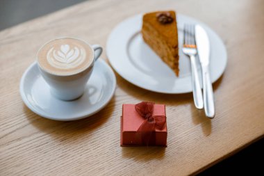 Hediye kutusu kahve ve kek rahat bir kafe terasında