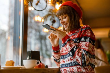 Neşeli, mutlu ve güzel Kafkasyalı bayan rahat bir kafede dinleniyor.