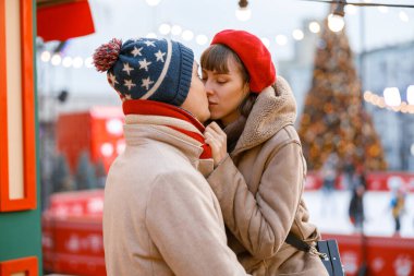 Neşeli, mutlu ve güzel beyaz bir çiftin dışarıda buluşması.