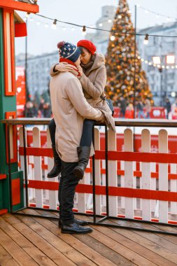 Neşeli, mutlu ve güzel beyaz bir çiftin dışarıda buluşması.