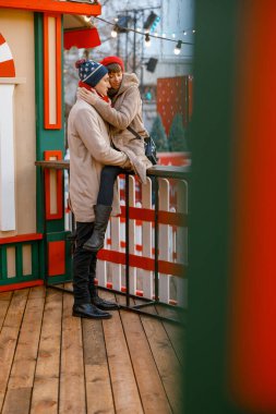 Neşeli, mutlu ve güzel beyaz bir çiftin dışarıda buluşması.