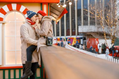Neşeli, mutlu ve güzel beyaz bir çiftin dışarıda buluşması.