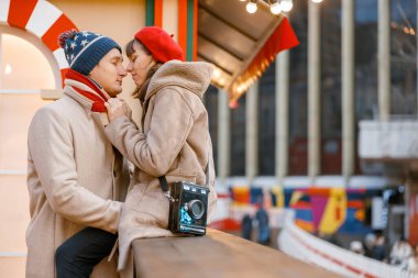 Neşeli, mutlu ve güzel beyaz bir çiftin dışarıda buluşması.