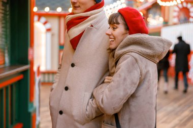 Neşeli, mutlu ve güzel beyaz bir çiftin dışarıda buluşması.