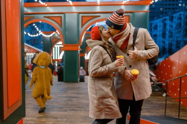 Neşeli, mutlu ve güzel beyaz bir çiftin dışarıda buluşması.