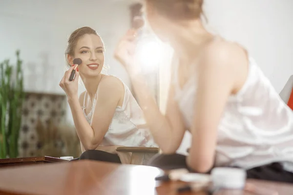 Schöne Junge Glückliche Kaukasierin Hause Mit Kosmetik Sonnigen Morgen — Stockfoto