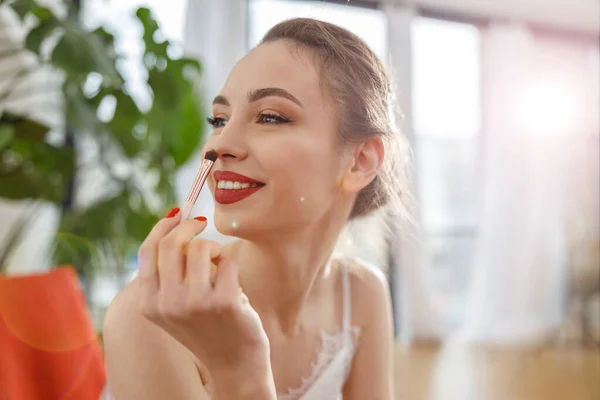 Schöne Junge Glückliche Kaukasierin Hause Mit Kosmetik Sonnigen Morgen — Stockfoto