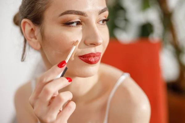 Schöne Junge Glückliche Kaukasierin Hause Mit Kosmetik Sonnigen Morgen — Stockfoto