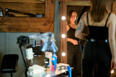 Profesyonel Sakallı Kafkas dövme ustası rahat atmosferik stüdyoda çalışıyor.