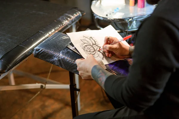 Професійний Чоловічий Бородатий Майстер Татуювання Працює Затишній Атмосферній Студії — стокове фото