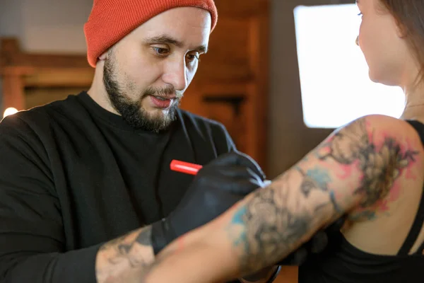 Professional Male Bearded Caucasian Tattoo Master Working Cozy Atmospheric Studio — Stock Photo, Image