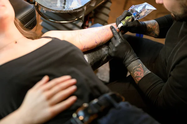 Professional Male Bearded Caucasian Tattoo Master Working Cozy Atmospheric Studio — Stock Photo, Image