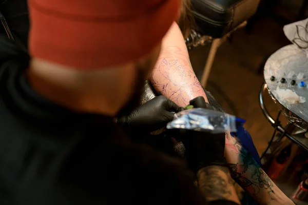 Profesional Hombre Barbudo Caucásico Tatuaje Maestro Está Trabajando Acogedor Estudio — Foto de Stock