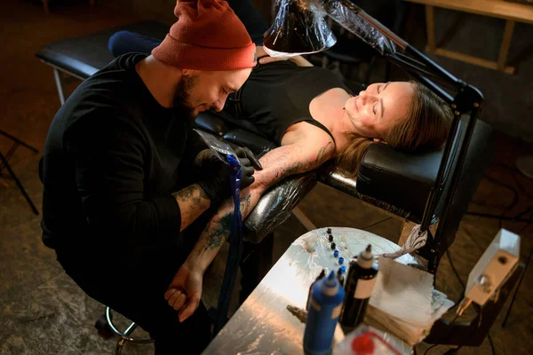 Professional Male Bearded Caucasian Tattoo Master Working Cozy Atmospheric Studio — Stock Photo, Image