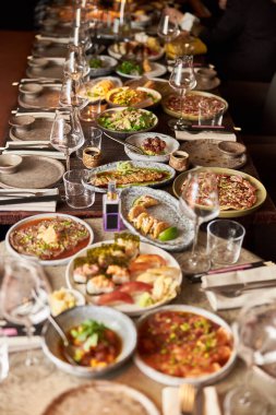 Lüks, modern restarAunt 'da akşam ziyafeti veriyordu.