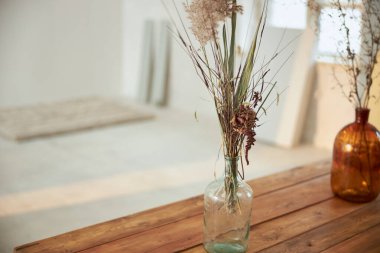 Günbatımında vazo ve masa ile minimalist modern alan