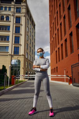 Güzel, sağlıklı, neşeli kadın şehir caddesinde çalışıyor.