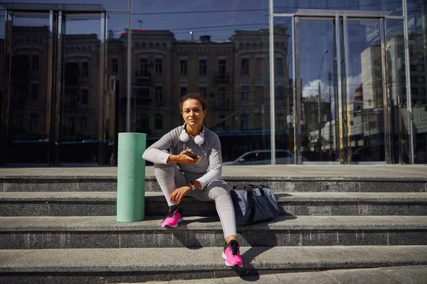 Bella Sana Allegra Donna Sorridente Allenamento Una Strada Urbana Della — Foto Stock