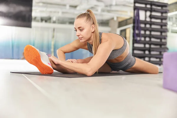 Hermosa Mujer Delgada Caucásica Está Haciendo Estiramiento Entrenamiento Estudio Moderno —  Fotos de Stock