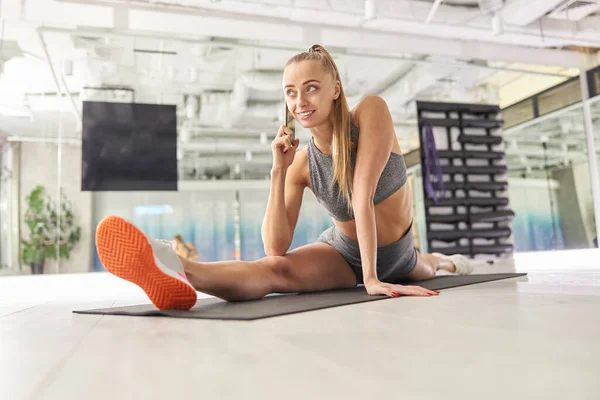 Hermosa Mujer Delgada Caucásica Está Haciendo Estiramiento Entrenamiento Estudio Moderno —  Fotos de Stock