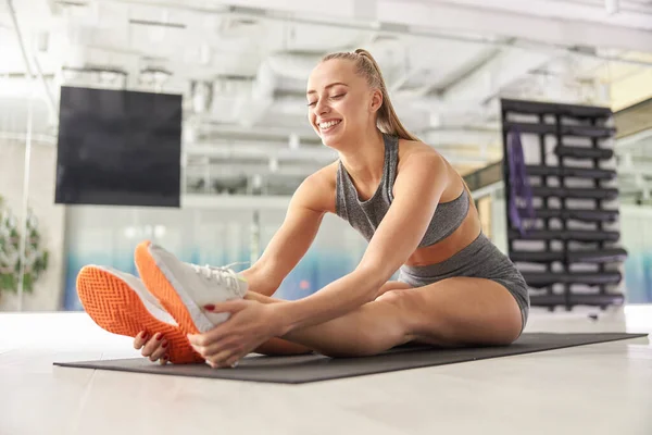 Hermosa Mujer Delgada Caucásica Está Haciendo Estiramiento Entrenamiento Estudio Moderno —  Fotos de Stock