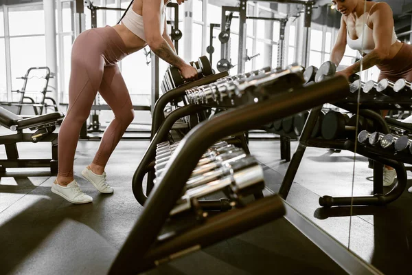 Jonge Mooie Kaukasische Fit Sterke Vrouw Doet Oefeningen Sportschool — Stockfoto