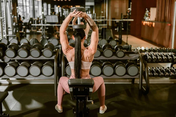 Joven Hermosa Caucásica Forma Fuerte Mujer Está Haciendo Ejercicios Gimnasio —  Fotos de Stock