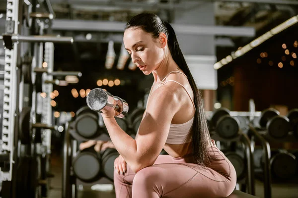 Joven Hermosa Caucásica Forma Fuerte Mujer Está Haciendo Ejercicios Gimnasio —  Fotos de Stock