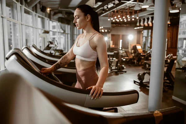 Joven Hermosa Caucásica Forma Fuerte Mujer Está Haciendo Ejercicios Gimnasio —  Fotos de Stock