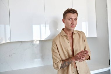 Yeni aydınlık dairelerde gülümseyen beyaz adam.