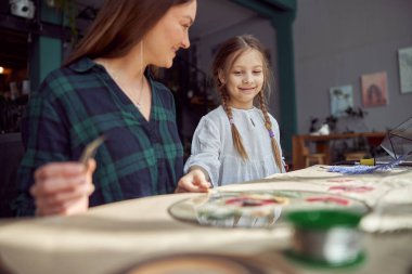 Farklı türde kurutulmuş çiçekleri olan çiçekçi dükkanı. Genç, mutlu, kendine güvenen bir uzman kız çocuğuyla çalışıyor..