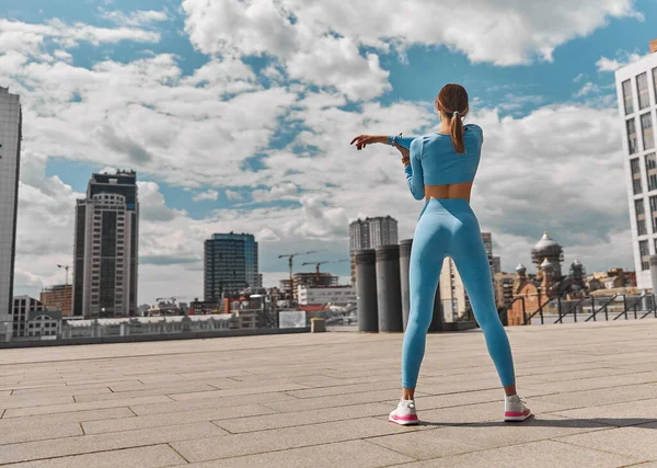 Hermosa mujer joven jogger en forma está corriendo al aire libre —  Fotos de Stock