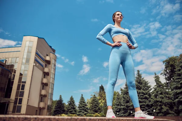 Hermosa mujer joven jogger en forma está corriendo al aire libre —  Fotos de Stock