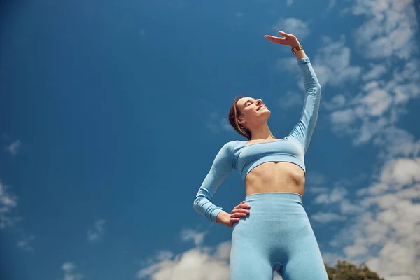 Hermosa mujer joven jogger en forma está corriendo al aire libre —  Fotos de Stock